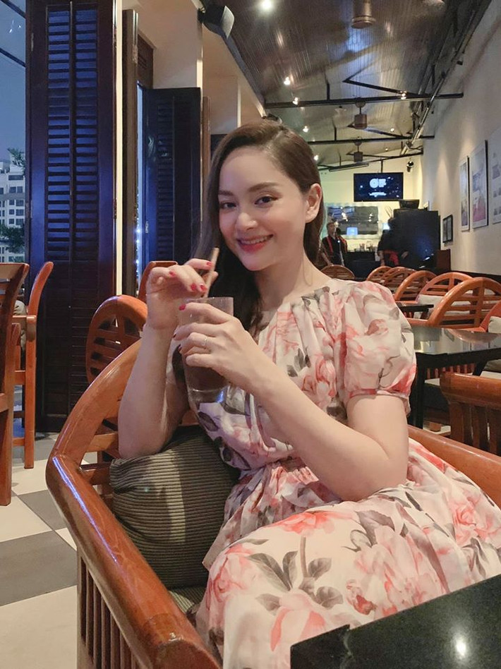 Bên cạnh tập luyện, Lan Phương còn thực hiện chế độ ăn uống nghiêm ngặt. Bài tập khiến cơ thể mất nước do ra nhiều mồ hôi nên trước khi tập 30 phút cần ăn nhẹ như bánh mỳ, miến xào... Sau đó bổ sung lượng nước mất đi bằng nước lọc, nước trái cây. Đây là cách thanh lọc cơ thể hiệu quả giúp bạn cải thiện làn da tốt hơn vì theo đường mồ hôi, chất độc sẽ được đào thải ra ngoài.