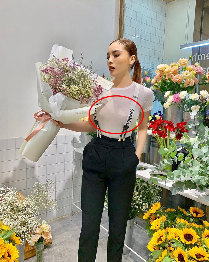 Ăn mặc sexy, Kỳ Duyên nhiều lần bị "soi" hình ảnh "thả rông" vòng 1 để lộ vị trí nhạy cảm.