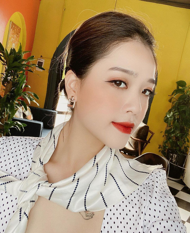 Cách ăn mặc sành điệu cộng với gương mặt sắc sảo giúp người đẹp ghi điểm trong mắt người đối diện.