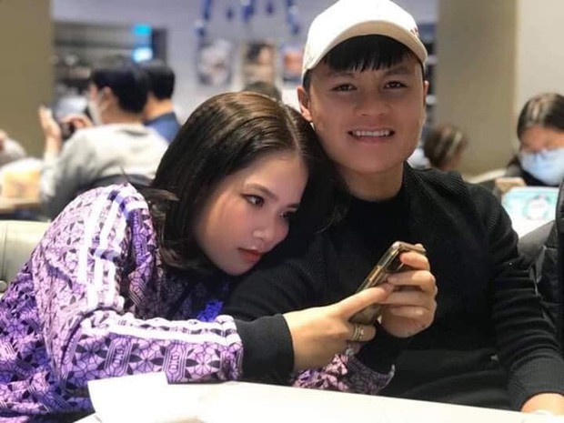 Huyền My sinh năm 1997 (cùng tuổi với Quang Hải) và đang sở hữu 1 tiệm nail. Huyền My sở hữu gương mặt sắc sảo cùng gu thời trang cực chảnh.