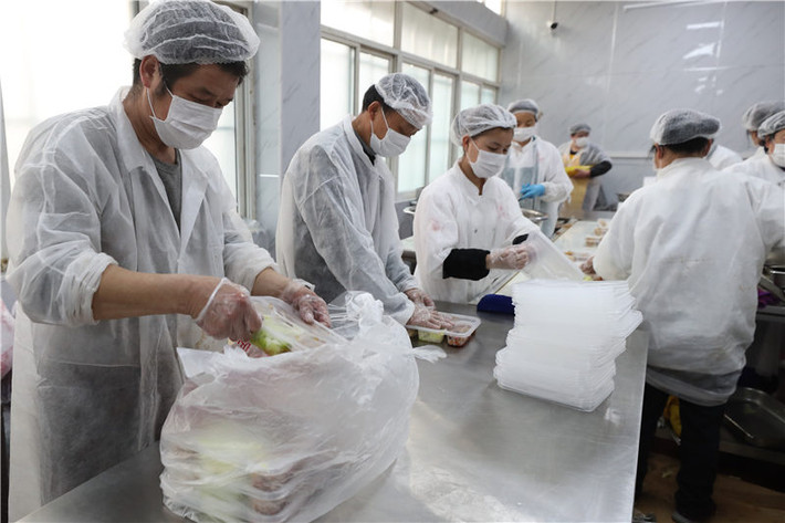 Sau khi thức ăn được nấu chín, các nhân viên sẽ có trách nhiệm phân chia vào từng hộp nhựa, sau đó chuyển đến các bệnh viện.