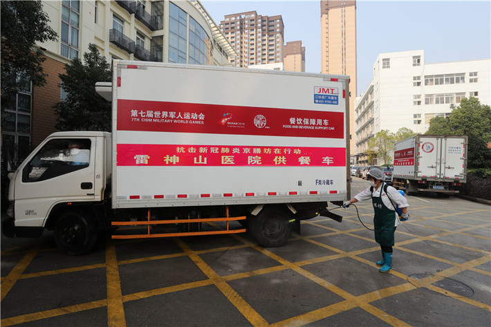 Những chiếc xe vận chuyển đồ ăn được phun thuốc khử trùng kỹ càng. Ảnh: China Daily.