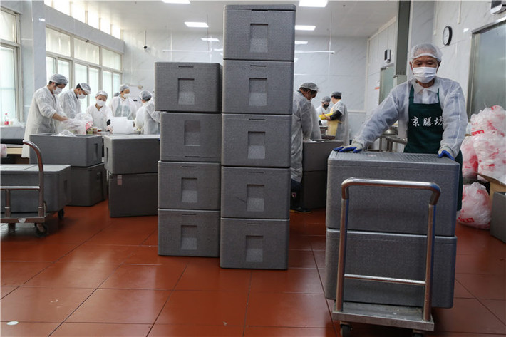 Các suất ăn được đóng hộp để chuyển tới các bệnh viện cho nhân viên y tế và bệnh nhân.