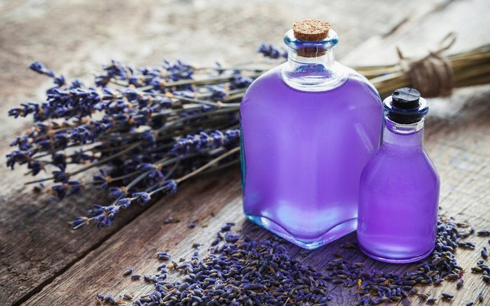 Tinh dầu oải hương mang hương thơm nhẹ nhàng và có tác dụng rất lớn trong việc chống oxy hóa, giúp da mau phục hồi, bảo vệ da cũng như kháng khuẩn.