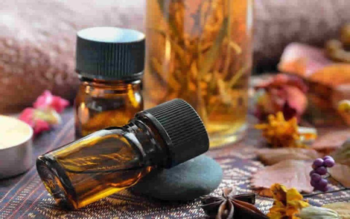 Dầu gỗ đàn hương là một loại tinh dầu tương đối đắt tiền nhưng có tác dụng đáng ngạc nhiên trong việc chống lão hóa và phục hồi da, làm da mịn màng ít nếp nhăn.