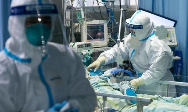 Sau đó, họ lại tiếp tục miệt mài chăm sóc các bệnh nhân nhiễm corona.