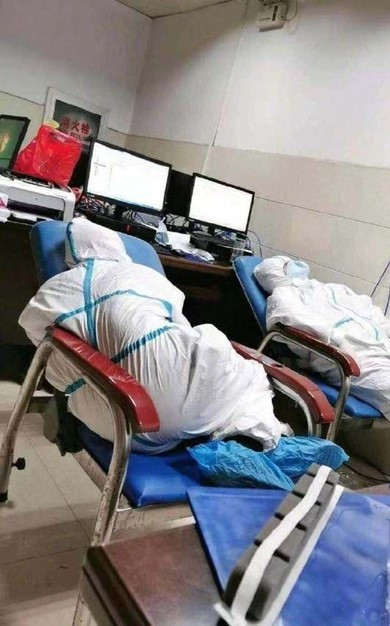 Họ tranh thủ chợp mắt trên những chiếc ghế làm việc.