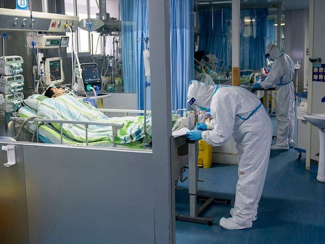 Việc phải di chuyển liên tục giữa các khu vực khám bệnh vì số lượng bệnh nhân quá nhiều khiến cho các bác sĩ trở nên kiệt quệ. Thậm chí, họ còn phải mặc bỉm vì không có thời gian để đi vệ sinh.