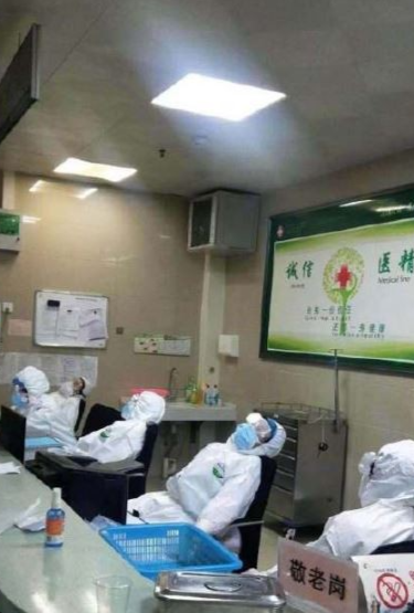 Không còn giường để nằm, chẳng còn chỗ nào có thể ngả lưng, những thiên thần áo trắng đã phải bất chấp cả sàn nhà bẩn, ghế tựa chèn ép cột sống lưng để vùi mình vào vài phút chợp mắt ngắn ngủi.