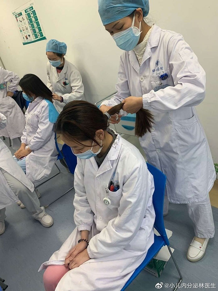 Không chỉ có Shan Xia phải cắt đi mái tóc của mình, nhiều nữ y tá khác cũng phải tự cắt đi mái tóc mượt mà để thuận tiện cho công việc chăm sóc bệnh nhân.