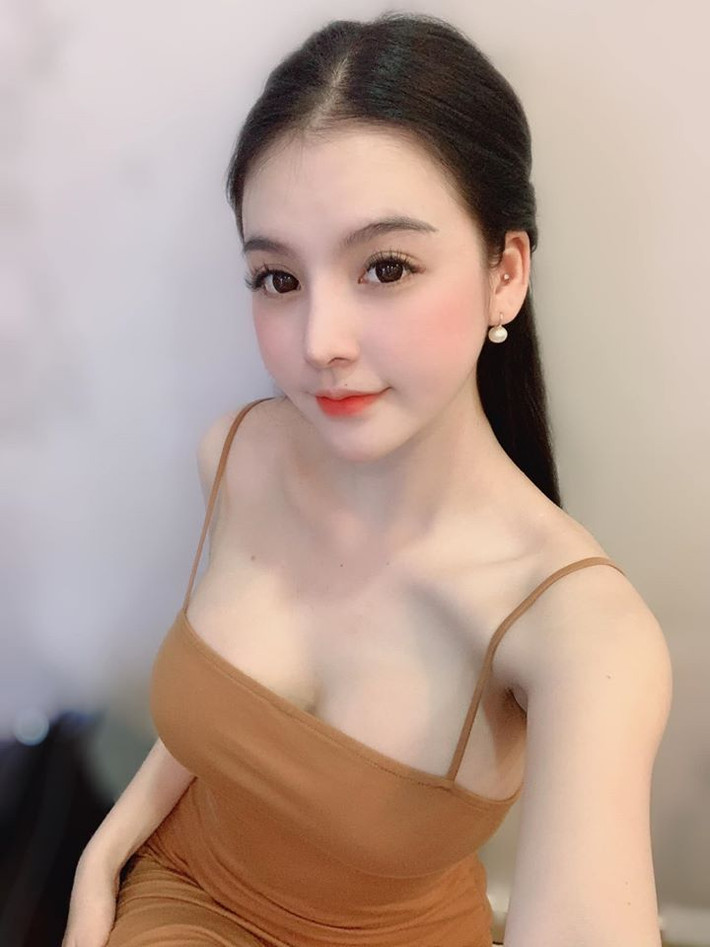 Nông Lưu Thảo trông vô cùng nóng bỏng khi diện chiếc đầm hai dây ôm sát.