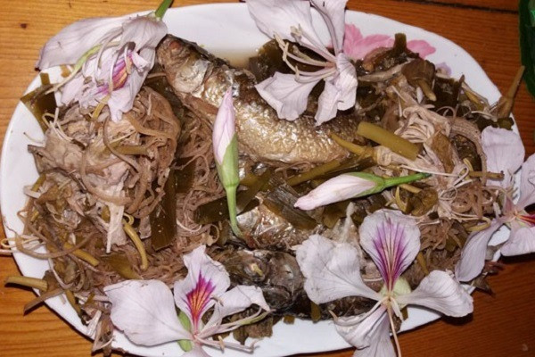 Hoa ban có thể dùng làm nộm rau, nộm giềng hay măng nộm hoa ban đều rất ngon và lôi cuốn. Ngoài ra, hoa ban còn có thể vò nát trộn thịt băm, nhồi cá, gà nướng, đồ xôi… làm thành món ăn ngon và rất hấp dẫn thực khách. Lá và hoa ban có vị bùi, ngọt, thoang thoảng mùi thơm dịu, hòa quyện vào mùi nếp thơm quả là một trải nghiệm cực kì thú vị.