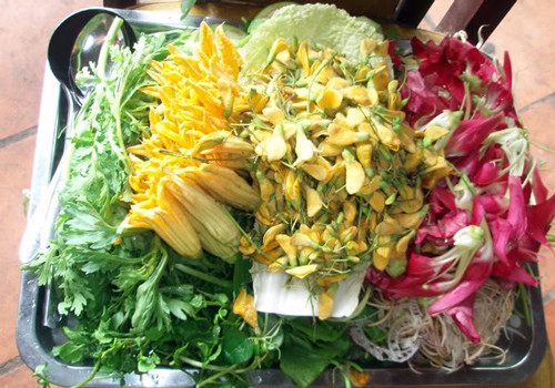 Riêng ở miền Nam, bông bí cũng như các loại bông khác như điên điển, bông so đũa làm thành món "lẩu hoa" đầy màu sắc và ngon miệng. Người miền Nam luộc bông bí chấm nước kho cá, kho thịt hay tương dầm ớt. Bông bí còn dùng để nấu canh, xào tỏi, xào thịt bò, xào nghêu… xào bông bí phải canh cho vừa chín mới còn giòn.