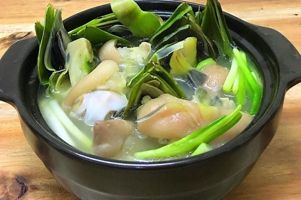 Hoa atiso: Đây là loại hoa đặc trưng của vùng đất Đà Lạt Việt Nam và vô cùng nổi tiếng vì vừa dùng để trà uống, vừa dùng để thực phẩm chế biến đồ ăn rất giàu dinh dưỡng. Các món ăn ngon khó cưỡng được nấu cùng hoa atiso không thể không đề cập là: Hoa atiso hầm thịt, canh atiso hầm xương…