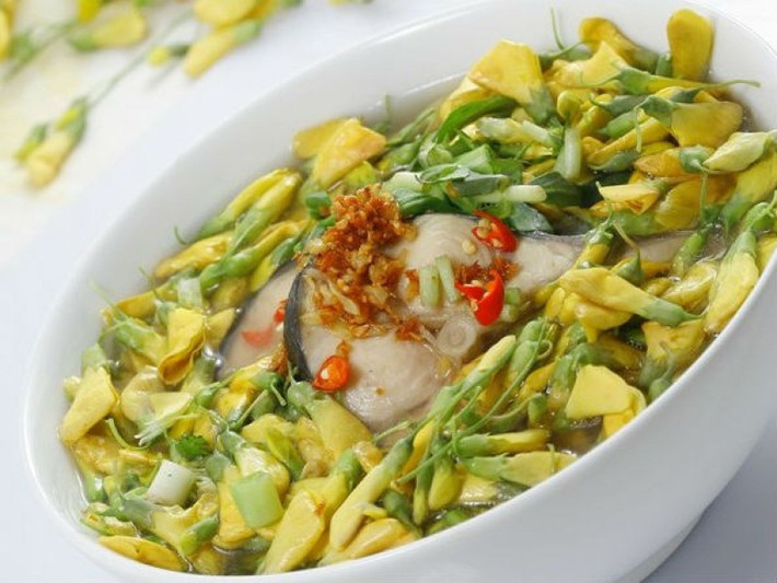 Hoa điên điển là một món ăn mang đậm hương vị miền quê, được coi là đặc sản sông nước miền Tây. Hiếm có loài hoa nào vừa có thể để ngắm và vừa có thể ăn như hoa điên điển. Người ta thường nấu điên điển thành các món ăn ngon như gỏi chua bông điên điển, điên điển xào tép, nộm hoa… Nhưng ngon nhất phải kể đến món canh chua hoa điên điển nấu cá linh.