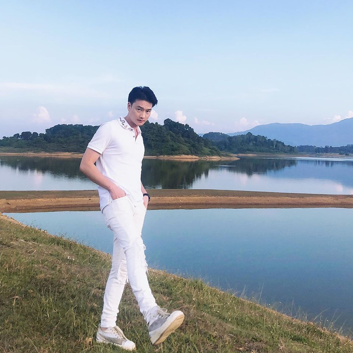 Nam diễn viên trẻ này khá chuộng những trang phục lịch lãm mang hai màu đen trắng.
