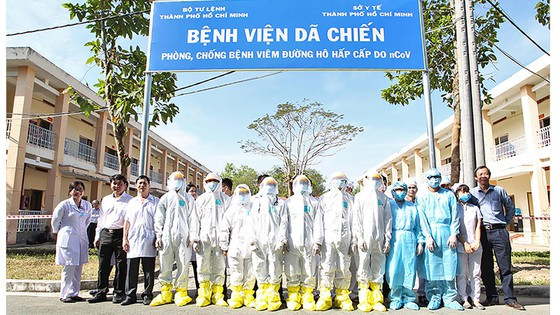 Bệnh viện dã chiến TP.HCM nằm trong khuôn viên Trường Quân sự TP.HCM ở xã Nhuận Đức, huyện Củ Chi. Sáu khu cách ly của bệnh viện dã chiến được bố trí gồm các phòng hành chính, cấp cứu, điều trị cho bệnh nhân dương tính với virus corona và phòng dành cho những người trong thời gian cách ly, chờ theo dõi bệnh. Ảnh: SGGP.