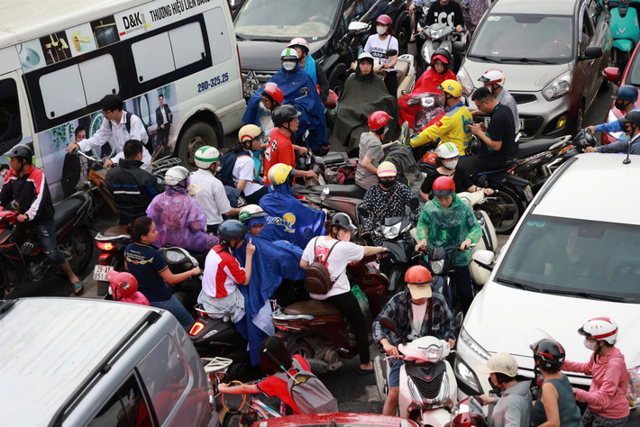 Do ảnh hưởng của cơn bão số 3 gây mưa lớn khiến giao thông Hà Nội ùn tắc, hỗn loạn.