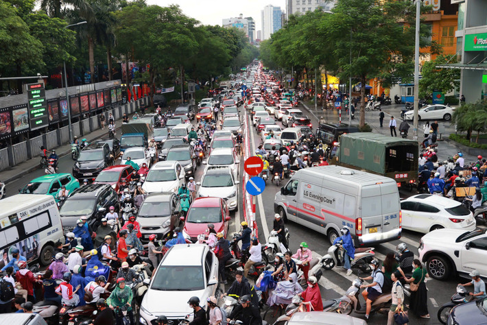 Đặc biệt, vào khung giờ cao điểm từ 16 - 18h nhiều tuyến đường bị kẹt cứng.