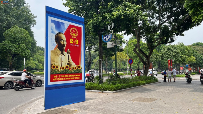 Biển quảng cáo 3 mặt lớn được trang trí tại các nút giao của nhiều tuyến phố. Ảnh: Duy Minh/baovephapluat.
