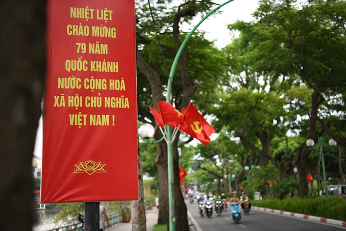 Dọc các tuyến phố không thể thiểu những lời cổ động, tuyên truyền choà mừng 79 năm Cách mạng tháng Tám và Quốc khánh 2/9. Ảnh: N Phương/ĐCS.
