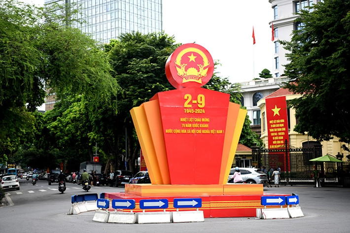 Các ngã đường Thủ đô đều đường trang hoàng biểu tượng chào mừng ngày đại lễ của đất nước. Ảnh: N Phương/ĐCS.