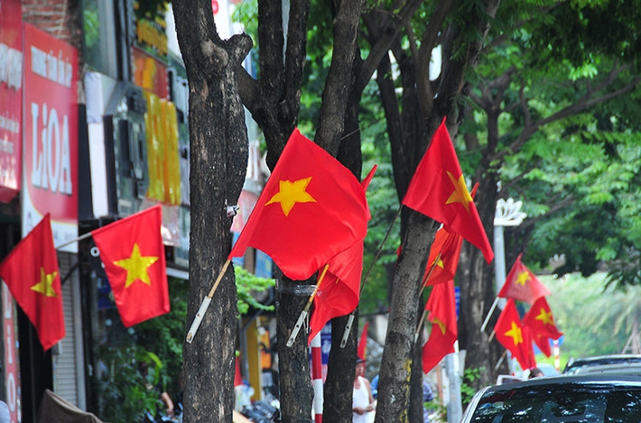 Cờ Tổ quốc rực rỡ tại cả những ngõ nhỏ và đường lớn của Hà Nội. Ảnh: N Phương/ĐCS.