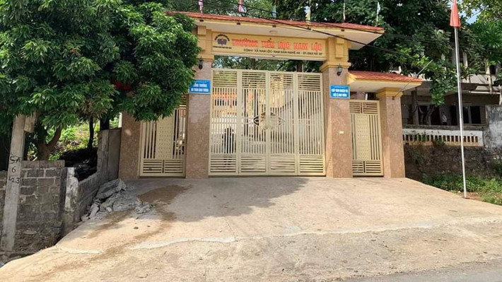 Sập tường rào trước cổng trường tiểu học, 1 học sinh tử vong tại Nghệ An: Ngày 11/9/2020, tại Trường tiểu học Nam Lộc (xã Thượng Tân Lộc, H. Nam Đàn, Nghệ An), một nhóm học sinh lớp 5 ra ngoài cổng trường chơi. Ngay lúc này, bức tường rào của một gia đình cạnh trường bất ngờ đổ ập xuống, đè lên người một học sinh dẫn đến bị thương.