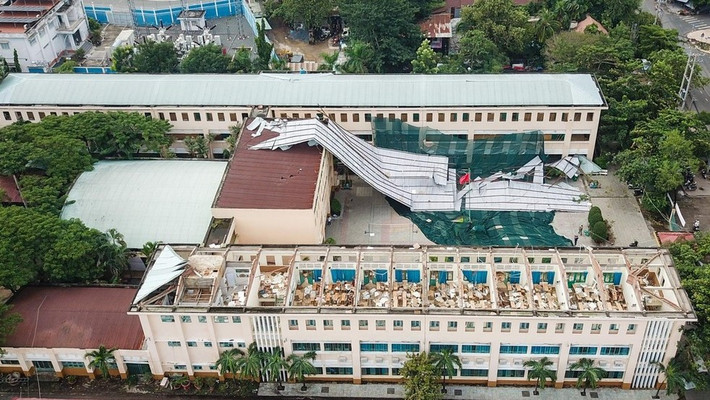 Trường bị sập mái, gần 2.000 học sinh được nghỉ học tại TP.HCM: Tối 31/10/2020, một cơn giông lốc lớn kéo sập toàn bộ mái tôn một dãy nhà gồm 15 phòng học của trường THPT Bình Phú (phường 10, quận 6, TP.HCM). Sự việc trên khiến gần 2000 học sinh phải nghỉ học 2 ngày để nhà trường khắc phục hậu quả.