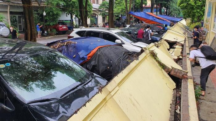 Sập tường trường mầm non Mai Dịch, đè bẹp hàng chục xế hộp: Sáng 8/7/2021, một bức tường ở Trường mầm non Mai Dịch, quận Cầu Giấy, Hà Nội bất ngờ đổ sập, đè lên đầu khoảng 12 xe ô tô đang đỗ trên vỉa hè. Rất may sự việc không gây thiệt hại về người.