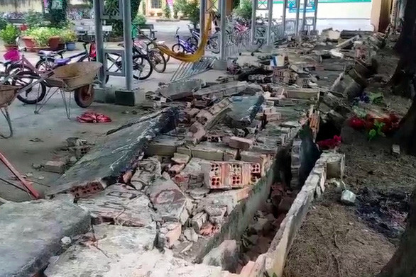 Sập tường rào trường tiểu học, đè hàng chục xe của học sinh tại Đồng Nai: Ngày 26/11/2020, bức tường rào dài gần 30m thuộc khu B Trường tiểu học Trần Quốc Toản tại huyện Thống Nhất (Đồng Nai) bất ngờ đổ sập đè lên nhiều xe của học sinh. Rất may không có thiệt hại về người.