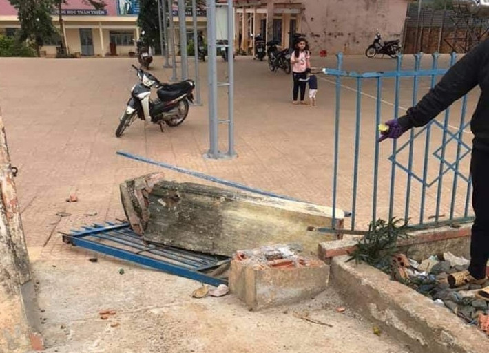 Cổng trường đổ sập khiến một học sinh thiệt mạng tại Đắk Nông: Ngày 30/12/2020, một nhóm học sinh Trường tiểu học Lê Hữu Trác (thôn 3, xã Đắk Sin, huyện Đắk R’Lấp, tỉnh Đắk Nông) đang chơi đùa gần cổng sau của trường thì bất ngờ trụ cổng bị đổ ập xuống khiến em Trần Quang P, lớp 4, bị thương nặng và tử vong.