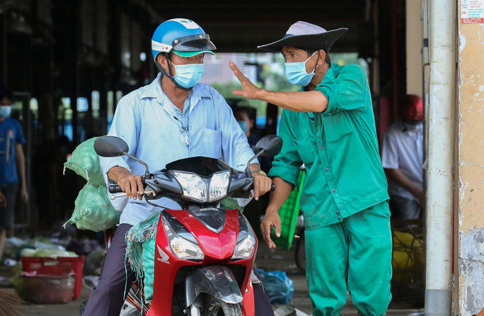 Nhiều quầy sạp đóng cửa trước khi có thông báo tạm ngưng hoạt động, các tiểu thương vội vã chở hàng hoá về lại nhà.