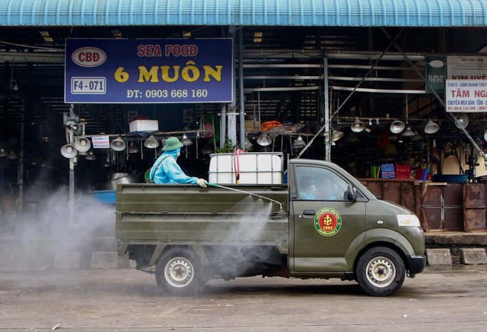 Đợt phun thuốc tiêu độc, khử khuẩn lần này do lực lượng hóa học Quân khu 7 phối hợp với Bộ Tư lệnh TP HCM thực hiện.
