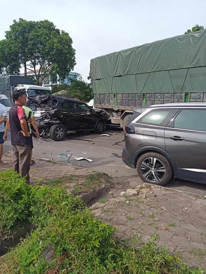 Thời điểm đó, một chiếc xe chở dầu mất lái, các xe phía sau không kịp né tránh nên tông trực diện vào đuôi xe phía trước.