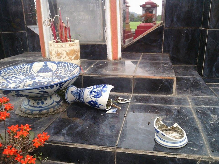 Việc làm lạ lùng của kẻ lạ mặt khiến nhiều người có mộ phần người thân bị đập phá bát hương rất bức xúc. Theo quản trang ở đây cho biết, họ chỉ kiểm tra vào ban ngày, còn đêm thì không ai vào, trừ người nghiện. Cổng nghĩa trang không có hàng rào che chắn, mọi người đều có thể tự do ra vào.