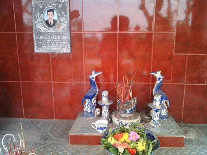 Không chỉ những ngôi mộ khang trang bị đập phá, ngay cả những ngôi mộ cỏ bao phủ, bát hương che khuất cũng bị kẻ gian phá hoại.