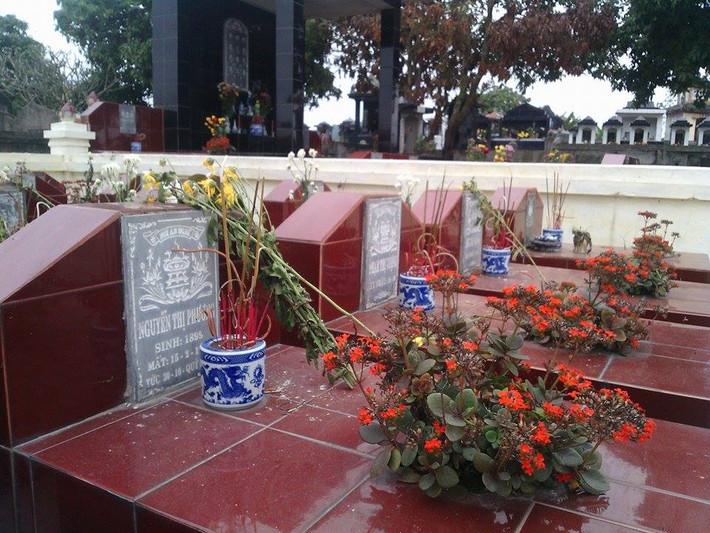 Một số gia đình đã mua lại bát hương mới để thờ tự nhưng vẫn lo lắng khi kẻ có hành động khác thường vẫn chưa bị lôi ra ánh sáng. Công an quận Kiến An đang điều tra làm rõ...