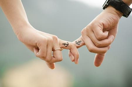 6. "Kết hôn đồng nghĩa với việc mất tự do": Bước vào ngưỡng cửa hôn nhân nghĩa là sẽ có một bức tường vô hình ngăn cản bạn đến với các quán bar, các chuyến đi phượt, các trận đá bóng… Suy cho cùng, hôn nhân sẽ làm giảm quyền lợi của bạn nhưng tăng gấp đôi (thậm chí là gấp ba khi đã có con) trách nhiệm đối với gia đình.