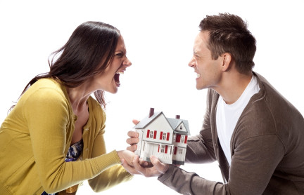 4. "Có thể bị mất tài sản, con cái khi ly hôn": Khi tòa giải quyết chuyện ly hôn nhiều người đàn ông như trắng tay vì nhà cửa, vốn liếng, con cái đều phải chia cho người vợ.