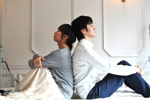 2. "Kết hôn có khả năng "giết chết" chuyện chăn gối": Nếu lúc yêu ai cũng thấy 'chuyện ấy' thật thú vị thì khi lấy nhau rồi, nó trở thành một thói quen. Bởi vì sau vài năm chung sống, nhu cầu chăn gối với nửa kia sẽ giảm đi rõ rệt và thậm chí biến mất hẳn. Nguyên nhân vì trăm ngàn thủ phạm khác nhau: chỗ thì cơm áo gạo tiền, chỗ do tuổi tác, chỗ do cảm xúc chi phối…