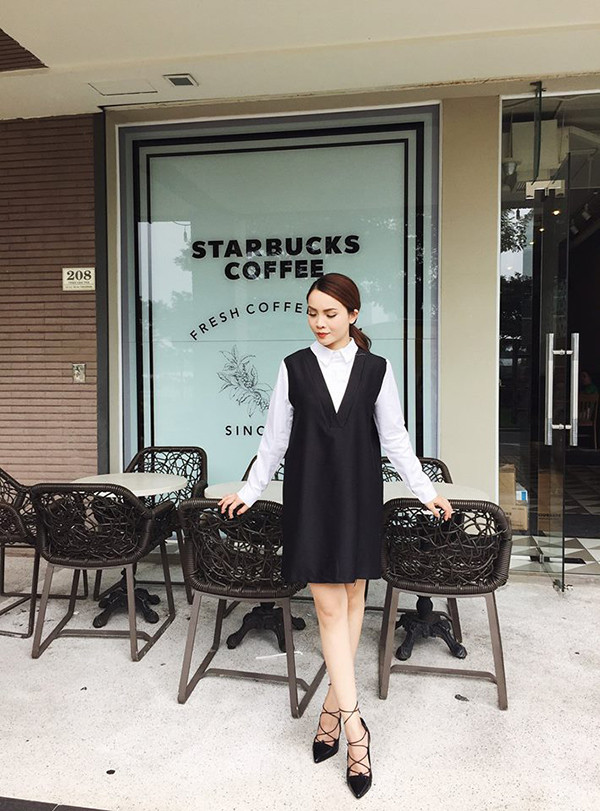 Yến Trang trẻ trung với cách diện sơ mi trắng với đầm đen khoét cổ sâu và giày cao gót buộc dây vừa thanh lịch vừa nữ tính. Ảnh: FBNV.