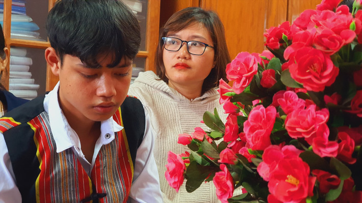 Bố Hồ Văn Lan mất 6 năm về trước. Trận sạt lở đất vừa qua tại Phước Lộc đã cướp đi bà ngoại, mẹ và em gái của Lan khi họ ở trong ngôi nhà nhỏ bị vùi lấp do đất đá. Không còn nhà để về, ngoài nỗi đau mất người thân, tương lai của cậu học trò nghèo trở lên mịt mờ phía trước. Ảnh: Báo Quảng Nam.
