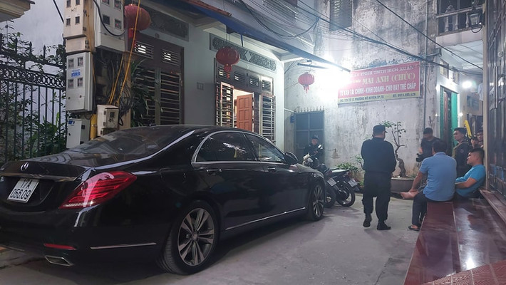 Trước đó, khoảng 23h40 ngày 6/11, Cơ quan CSĐT Công an TP Thái Bình nhận được đơn trình báo của anh N.Q.D (ngụ số nhà 40, đường Lê Quý Đôn, P.Tiền Phong, TP.Thái Bình) về việc tối cùng ngày, có 2 đối tượng đã ném sơn vào cửa, tường nhà và các hộp sản phẩm yến sào của gia đình anh.