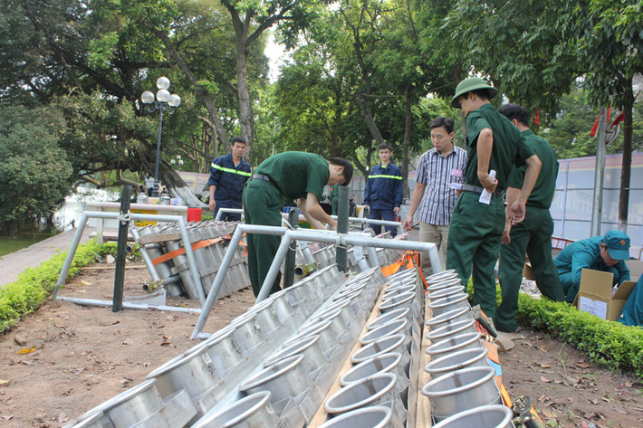 Đại tá Tuấn cho biết, điểm bắn đặt tại Thị xã Sơn Tây và điểm bắn trước cửa Bưu Điện Hà Nội sẽ bắn pháo tầm cao, còn các điểm khác sẽ bắn tầm thấp.