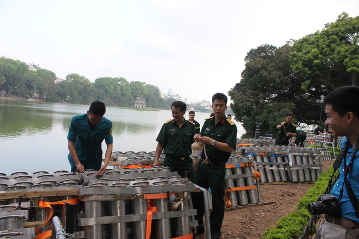 Điểm bắn tại các địa phương sẽ được bố trí các lực lượng chức năng trong đó có lực lượng CSGT, công an các quận, dân quân tự vệ, dân phòng, lực lượng PCCC, Y bác sỹ cấp cứu… của địa phương đó đảm nhiệm, nhằm đảm bảo an toàn tuyệt đối cho sự kiện bắn pháo hoa.
