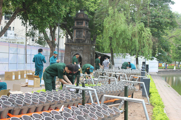 Tại hai trận địa pháo hoa ở Hồ Hoàn Kiếm sáng 30/4, hơn 200 cán bộ chiến sĩ được huy động, cùng với sự kết hợp của nhiều lực lượng khác nhau đang tiến hành lắp đặt và hoàn thiện các khâu cuối cùng cho một trận địa tầm cao và một trận địa tầm thấp.