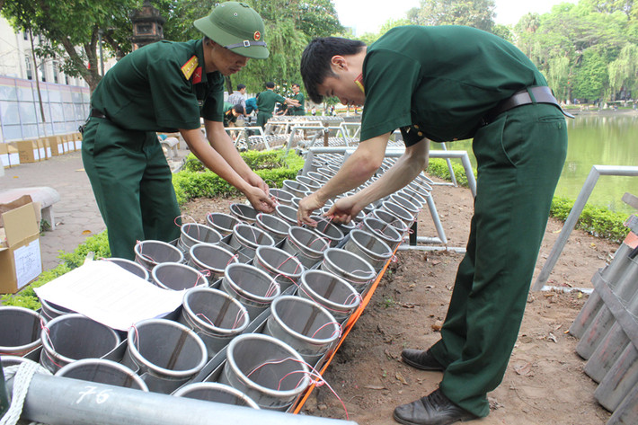 Trao đổi với PV Kiến Thức, Đại tá Kiều Đăng Tuấn, Phó Tham mưu trưởng Bộ Tư lệnh Thủ đô cho biết: “Hiện mọi công tác lắp đặt bệ pháo đã được các đơn vị thực hiện xong. Số lượng pháo được đưa về kho đầy đủ và an toàn, sau đó sẽ thả vào các bệ pháo theo một kế hoạch, kịch bản”.