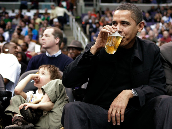 Tổng thống Mỹ Barack Obama là fan hâm mộ của bia. Nhiều thông tin tiết lộ, ông Obama đã ủ riêng cho mình những hũ bia mật ong ngon tuyệt.