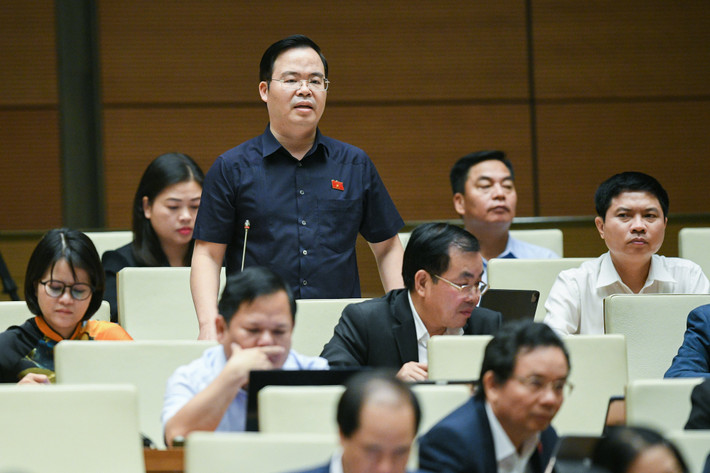 Đại biểu Trần Văn Khải - Đoàn Hà Nam: “Nhân dân và cộng đồng doanh nghiệp đang đặt niềm tin rất lớn vào Quốc hội; đồng thời cũng đòi hỏi rất cao về chất lượng, tiến độ sửa đổi Luật Đất đai lần này nhằm, tháo gỡ những khó khăn, vướng mắc, giải quyết được các bức xúc của nhân dân, cộng đồng doanh nghiệp, kiến tạo phát triển kinh tế - xã hội, tạo động lực đưa đất nước ta trở thành nước phát triển những năm tới. Trước yêu cầu trên, đề nghị Quốc hội xem xét tổ chức một kỳ họp chuyên đề để thảo luật thật sâu về dự án Luật vô cùng quan trọng này”.